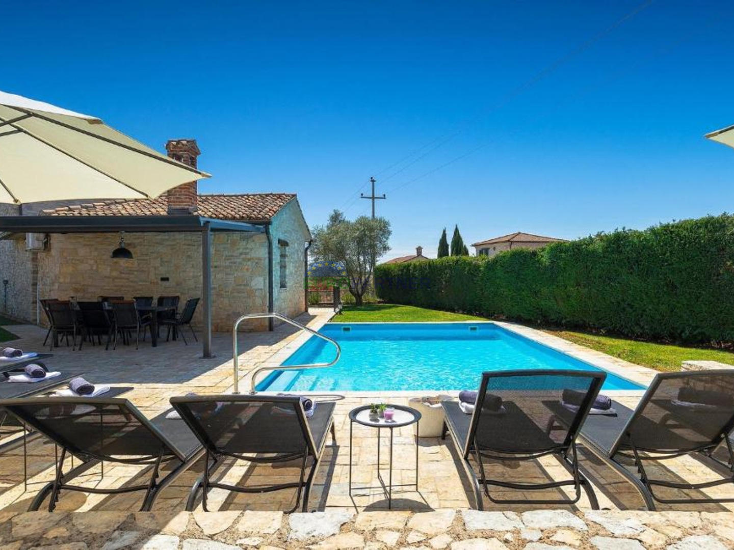 Steinvilla auf einem Hügel mit Blick auf das Meer, Višnjan, Istrien