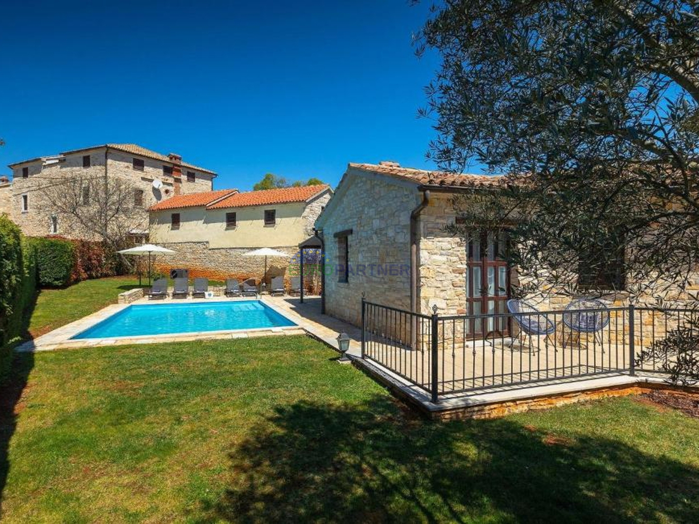 Steinvilla auf einem Hügel mit Blick auf das Meer, Višnjan, Istrien