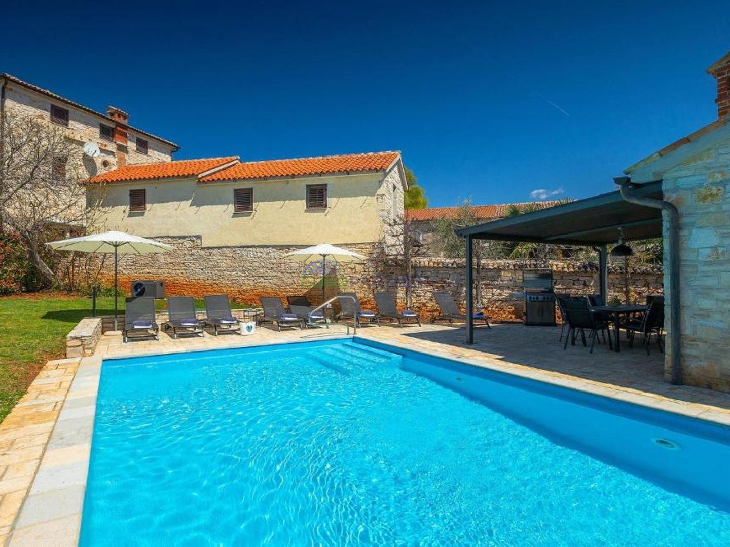 Steinvilla auf einem Hügel mit Blick auf das Meer, Višnjan, Istrien