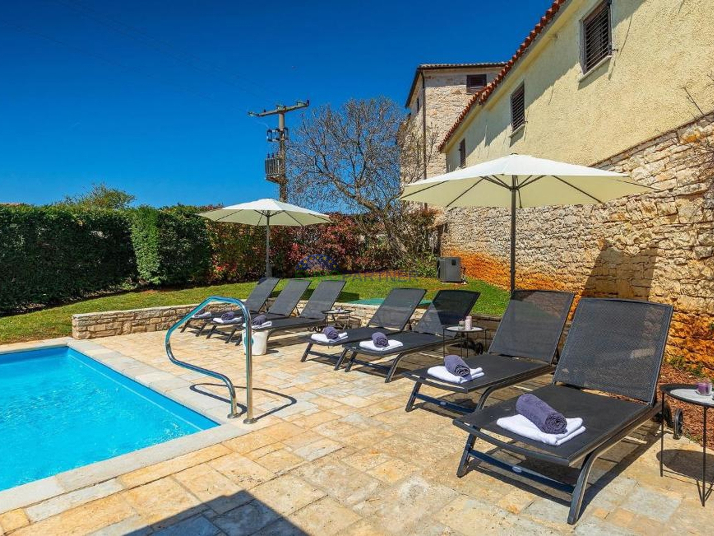 Steinvilla auf einem Hügel mit Blick auf das Meer, Višnjan, Istrien