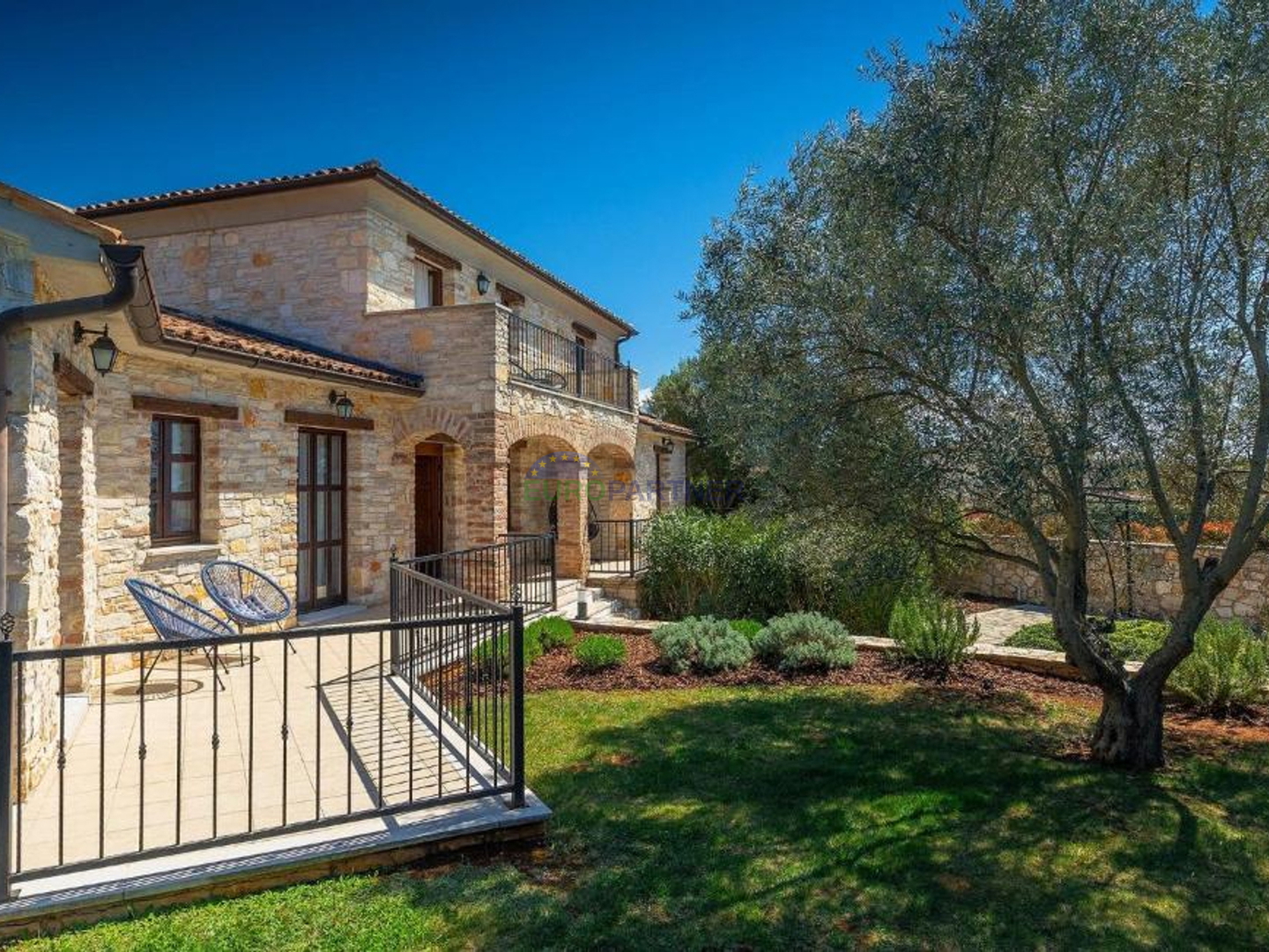 Steinvilla auf einem Hügel mit Blick auf das Meer, Višnjan, Istrien