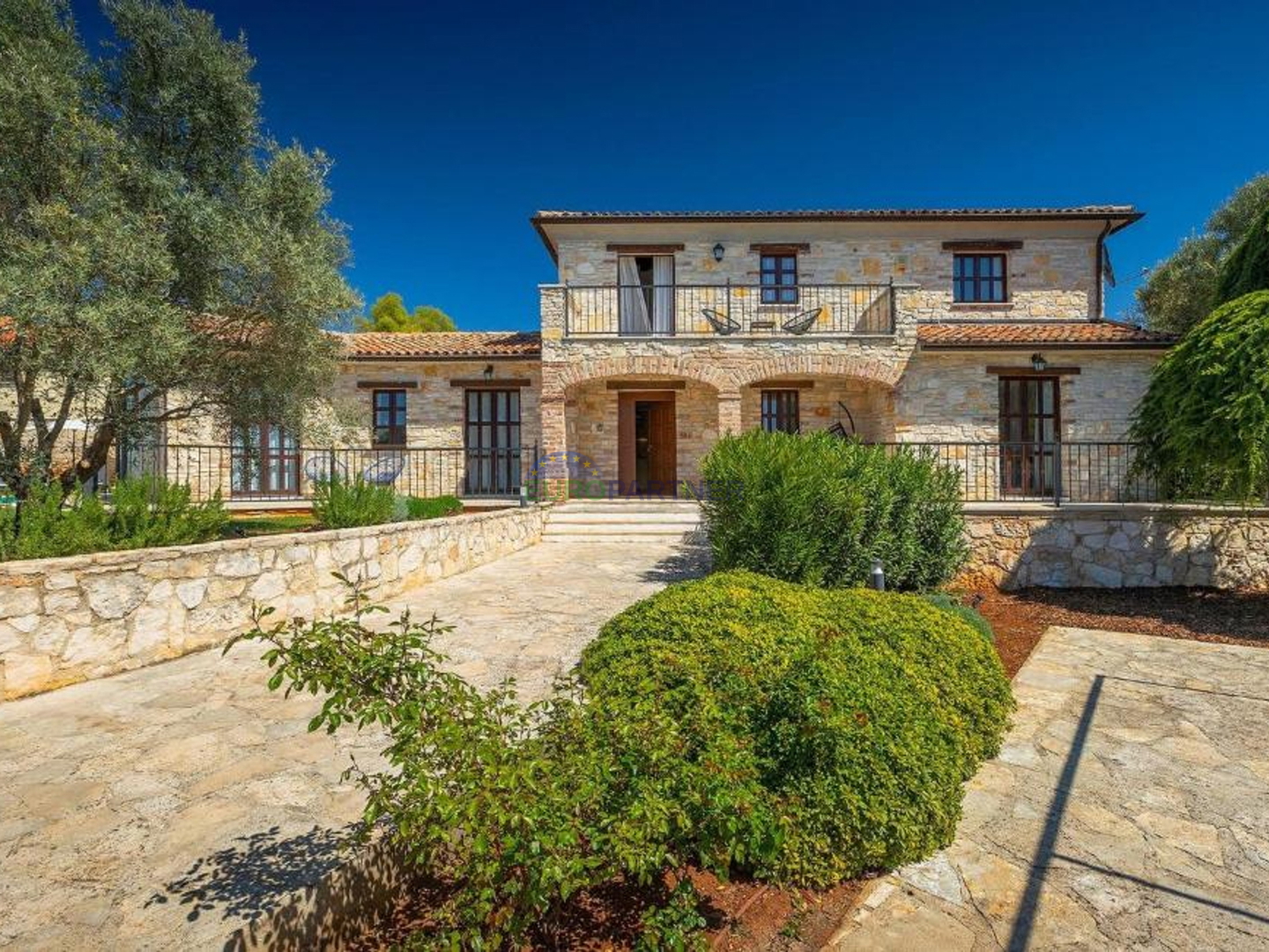 Steinvilla auf einem Hügel mit Blick auf das Meer, Višnjan, Istrien