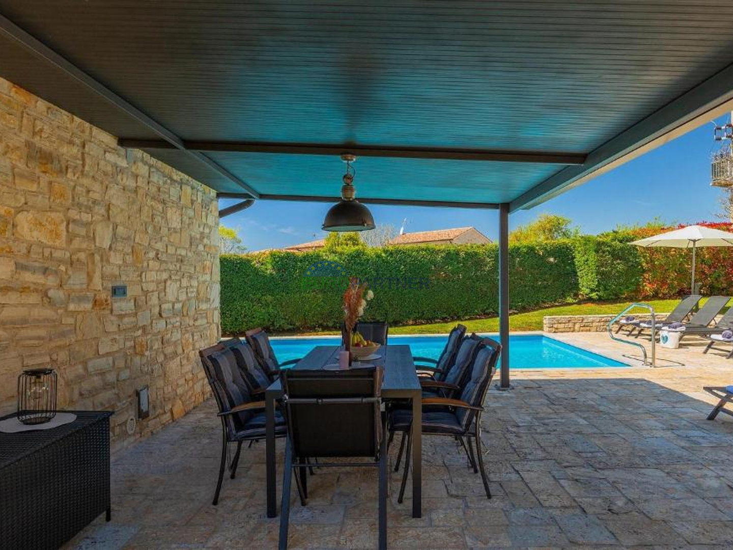 Steinvilla auf einem Hügel mit Blick auf das Meer, Višnjan, Istrien