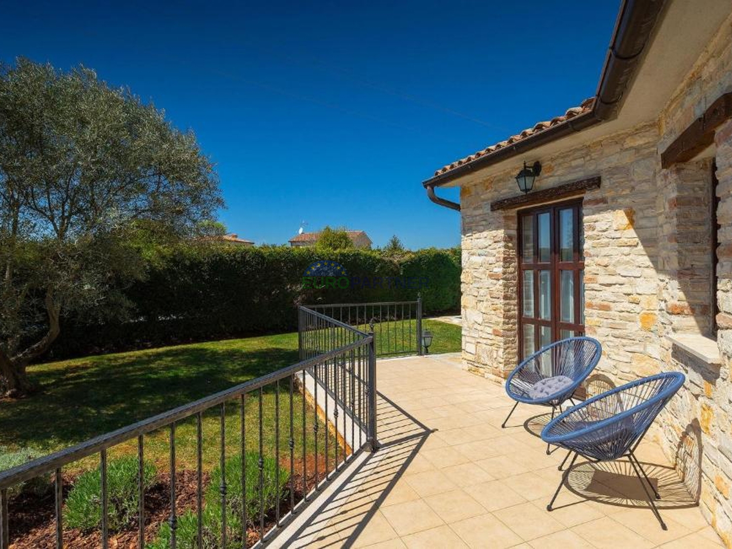 Steinvilla auf einem Hügel mit Blick auf das Meer, Višnjan, Istrien