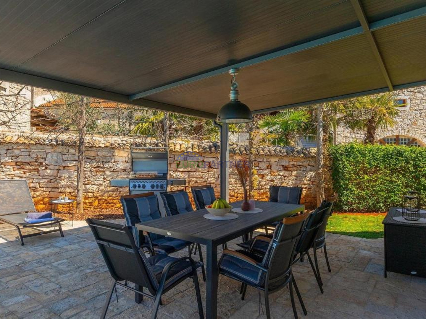 Steinvilla auf einem Hügel mit Blick auf das Meer, Višnjan, Istrien