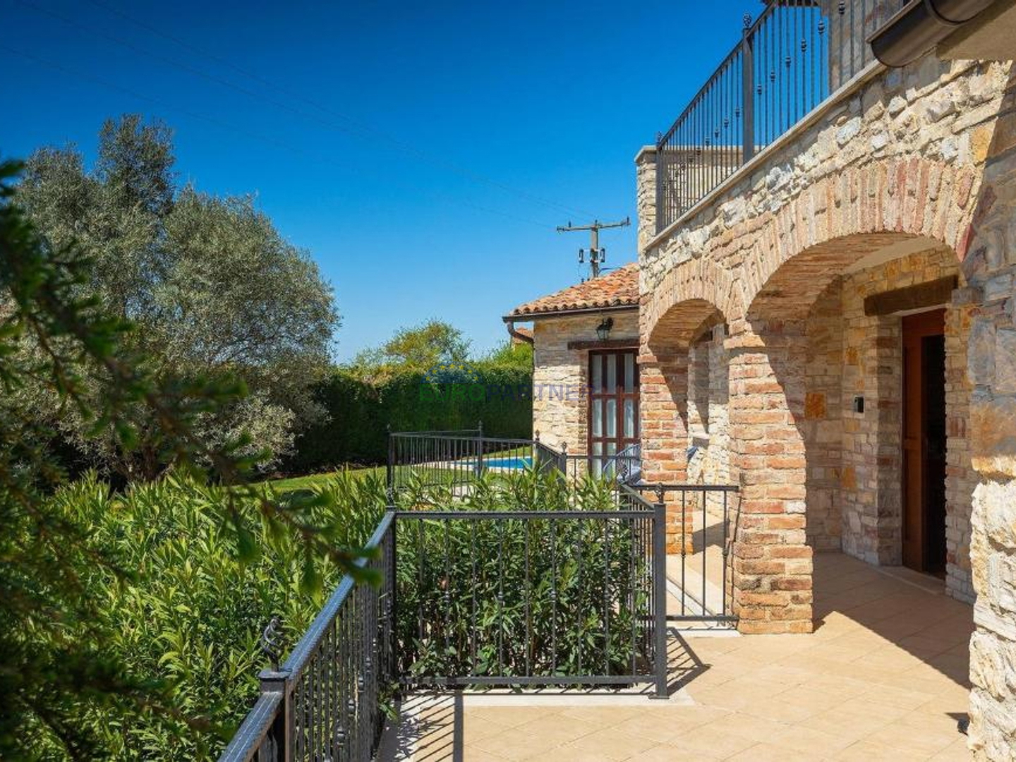 Steinvilla auf einem Hügel mit Blick auf das Meer, Višnjan, Istrien