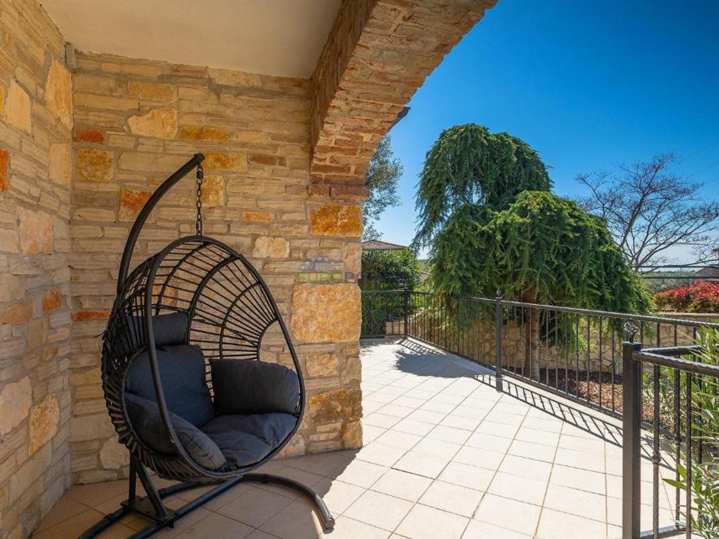 Steinvilla auf einem Hügel mit Blick auf das Meer, Višnjan, Istrien