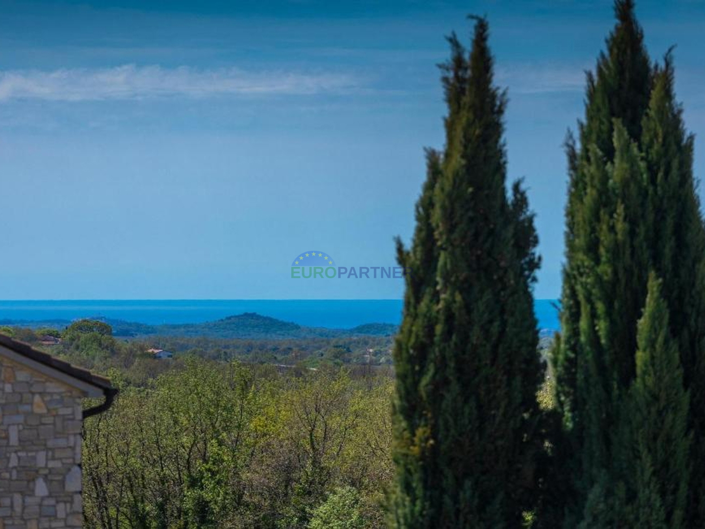 Steinvilla auf einem Hügel mit Blick auf das Meer, Višnjan, Istrien