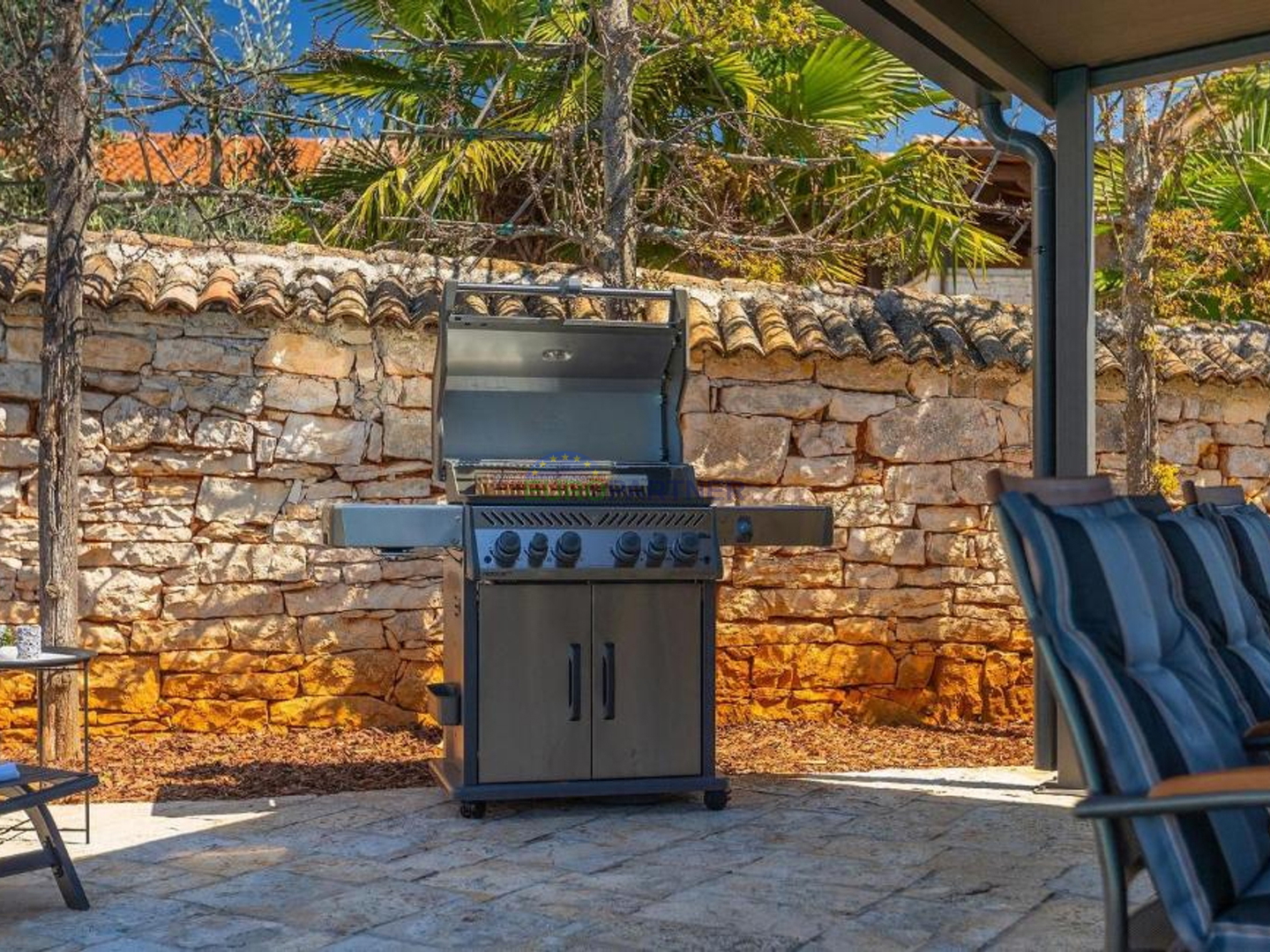 Steinvilla auf einem Hügel mit Blick auf das Meer, Višnjan, Istrien