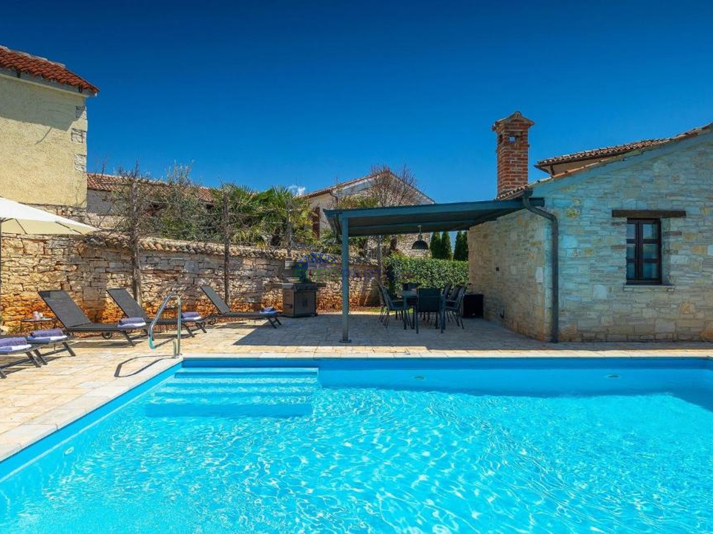 Steinvilla auf einem Hügel mit Blick auf das Meer, Višnjan, Istrien