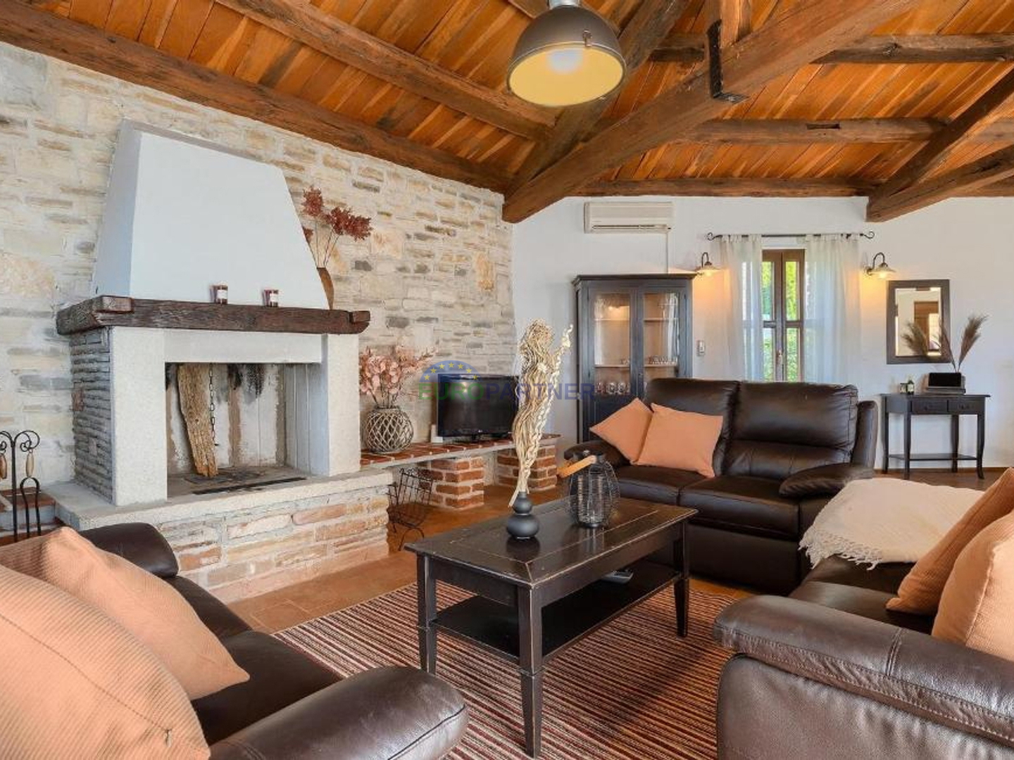 Steinvilla auf einem Hügel mit Blick auf das Meer, Višnjan, Istrien