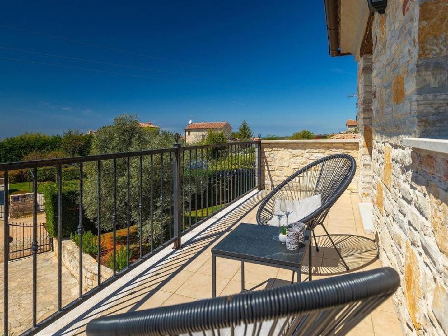 Steinvilla auf einem Hügel mit Blick auf das Meer, Višnjan, Istrien