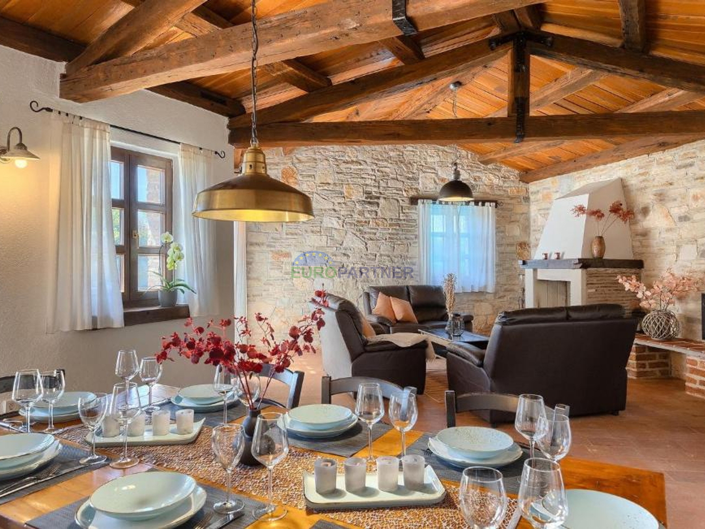 Steinvilla auf einem Hügel mit Blick auf das Meer, Višnjan, Istrien