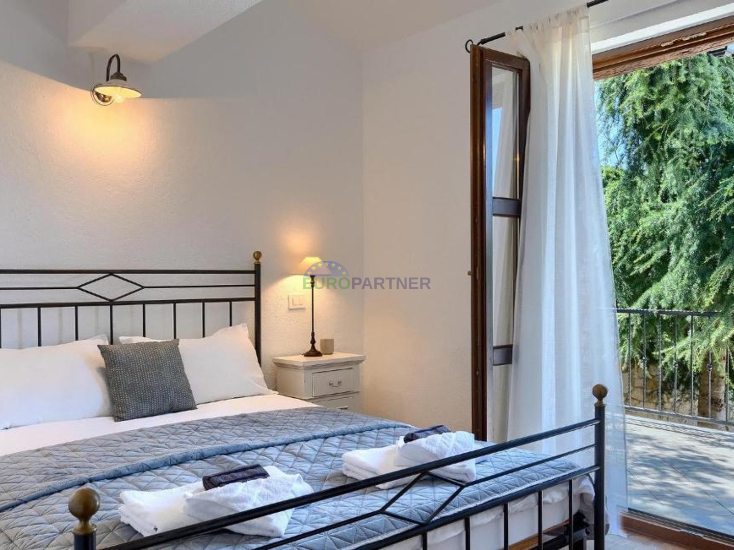 Steinvilla auf einem Hügel mit Blick auf das Meer, Višnjan, Istrien