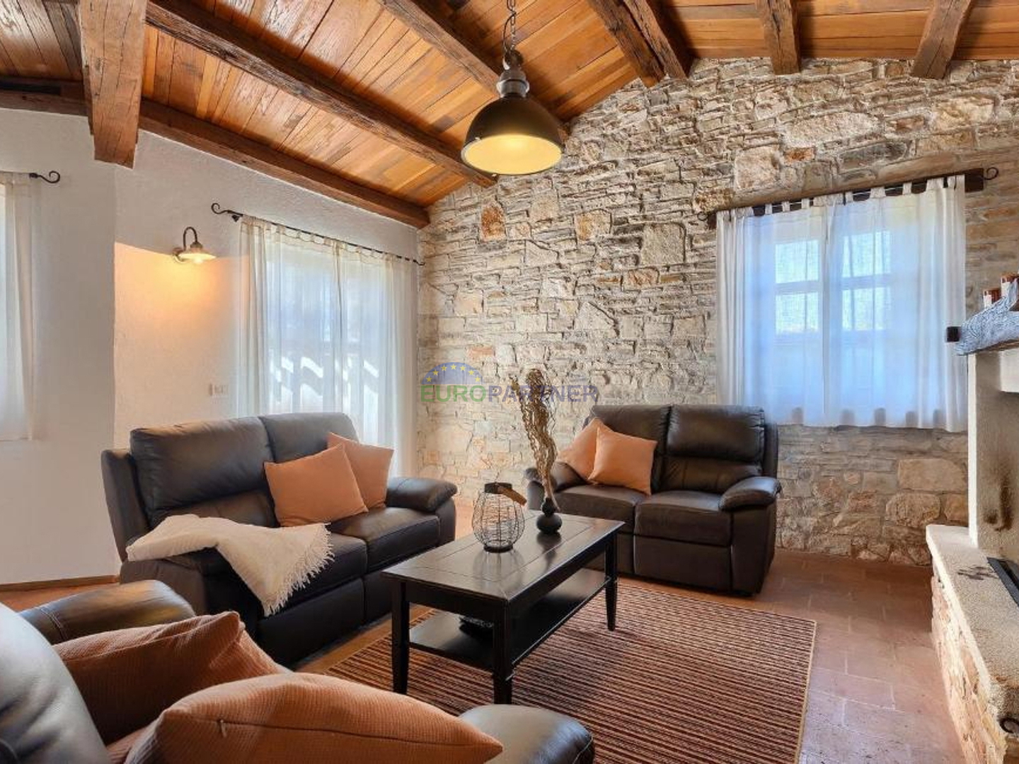 Steinvilla auf einem Hügel mit Blick auf das Meer, Višnjan, Istrien