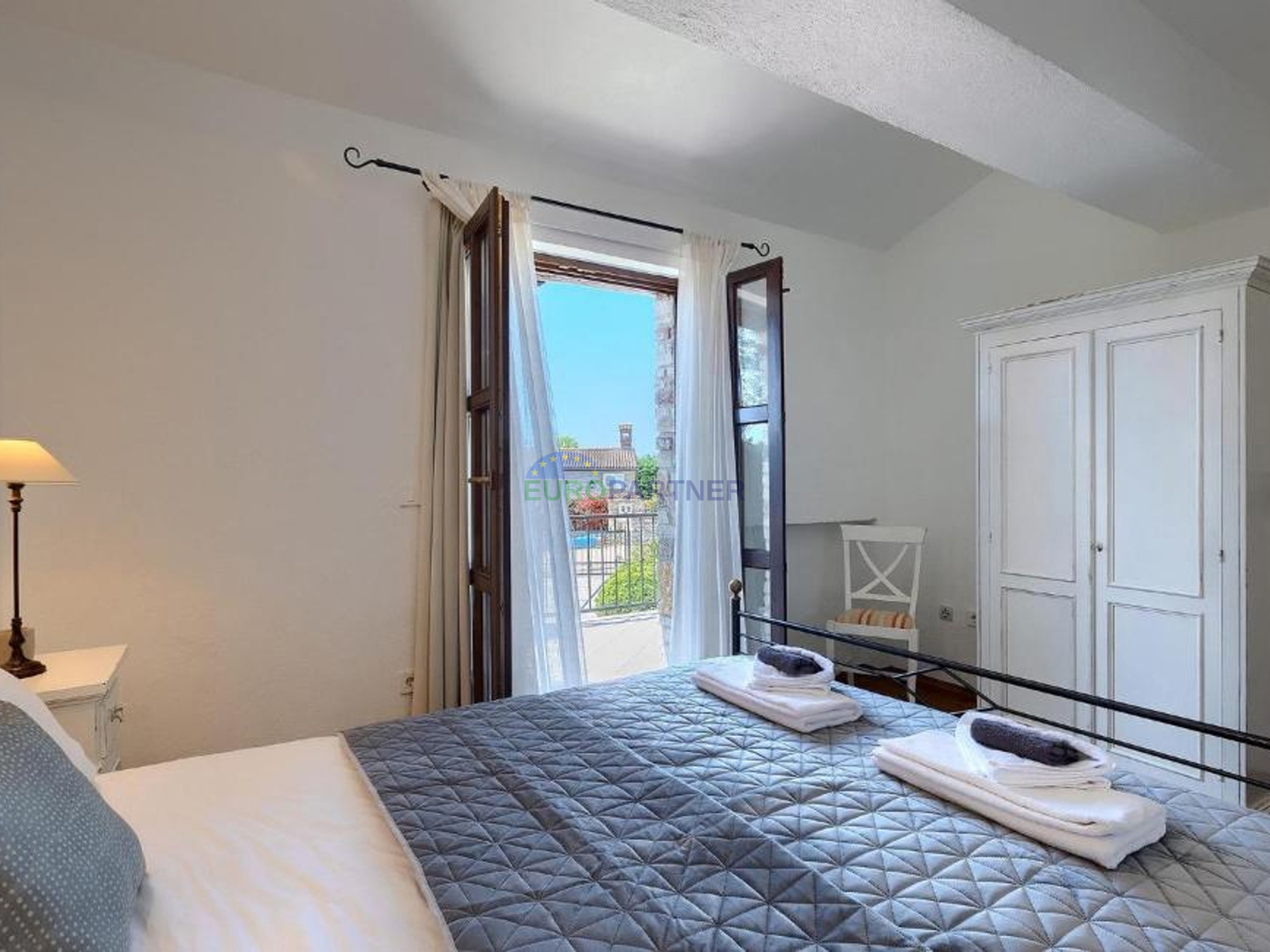 Steinvilla auf einem Hügel mit Blick auf das Meer, Višnjan, Istrien