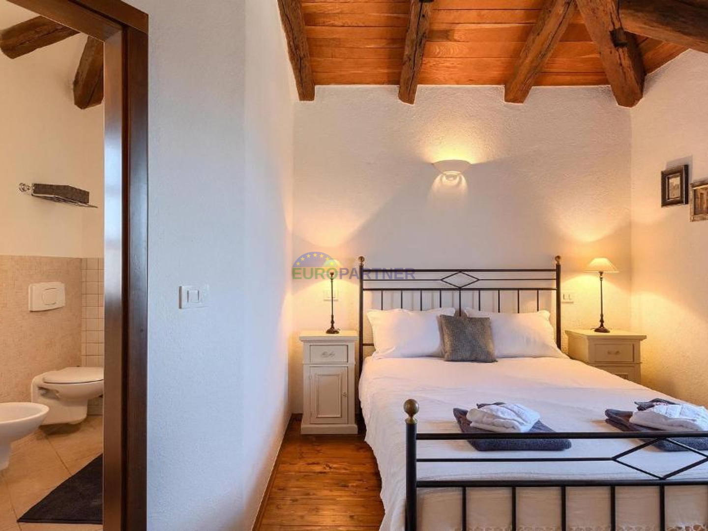 Steinvilla auf einem Hügel mit Blick auf das Meer, Višnjan, Istrien