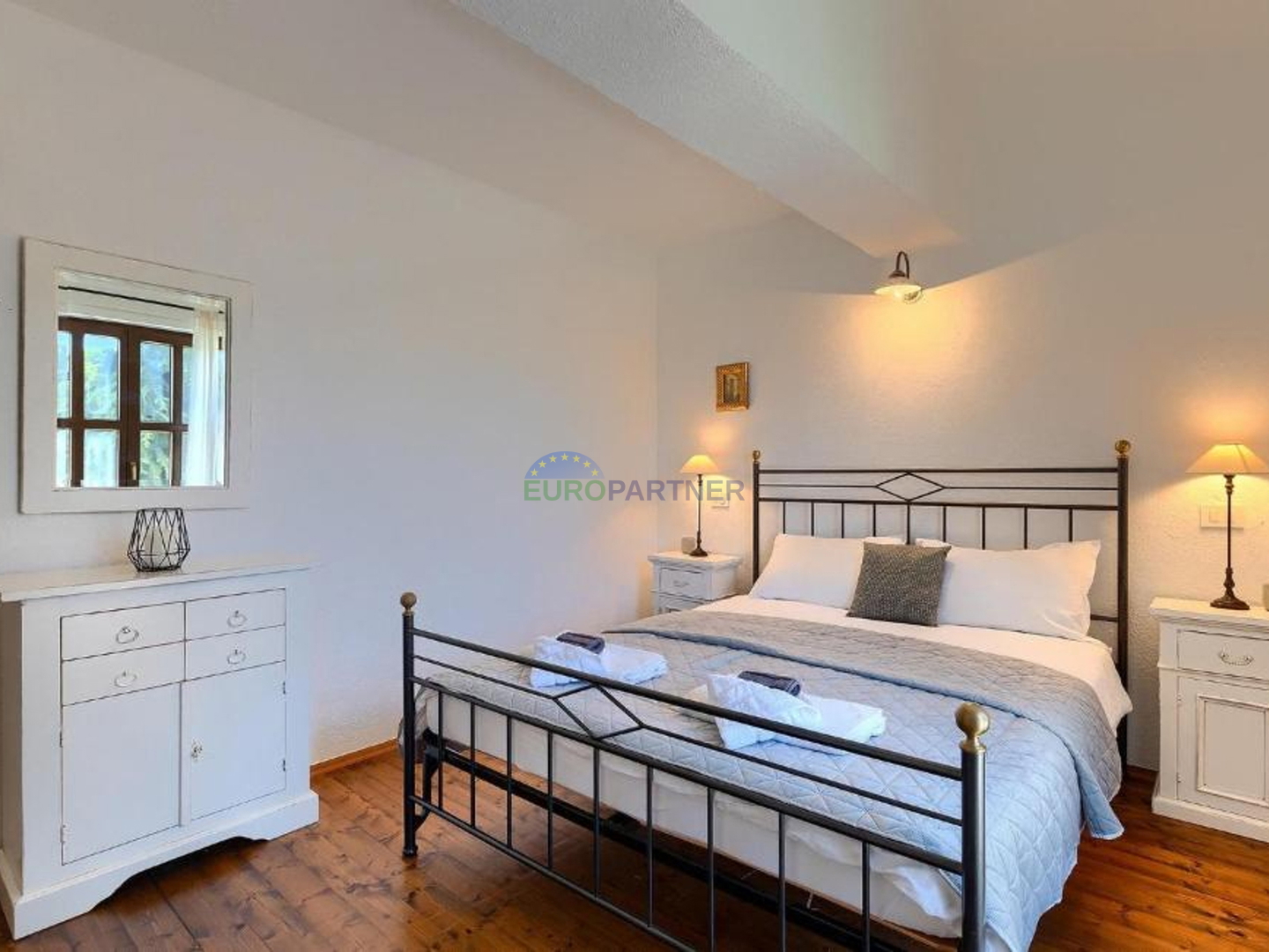 Steinvilla auf einem Hügel mit Blick auf das Meer, Višnjan, Istrien