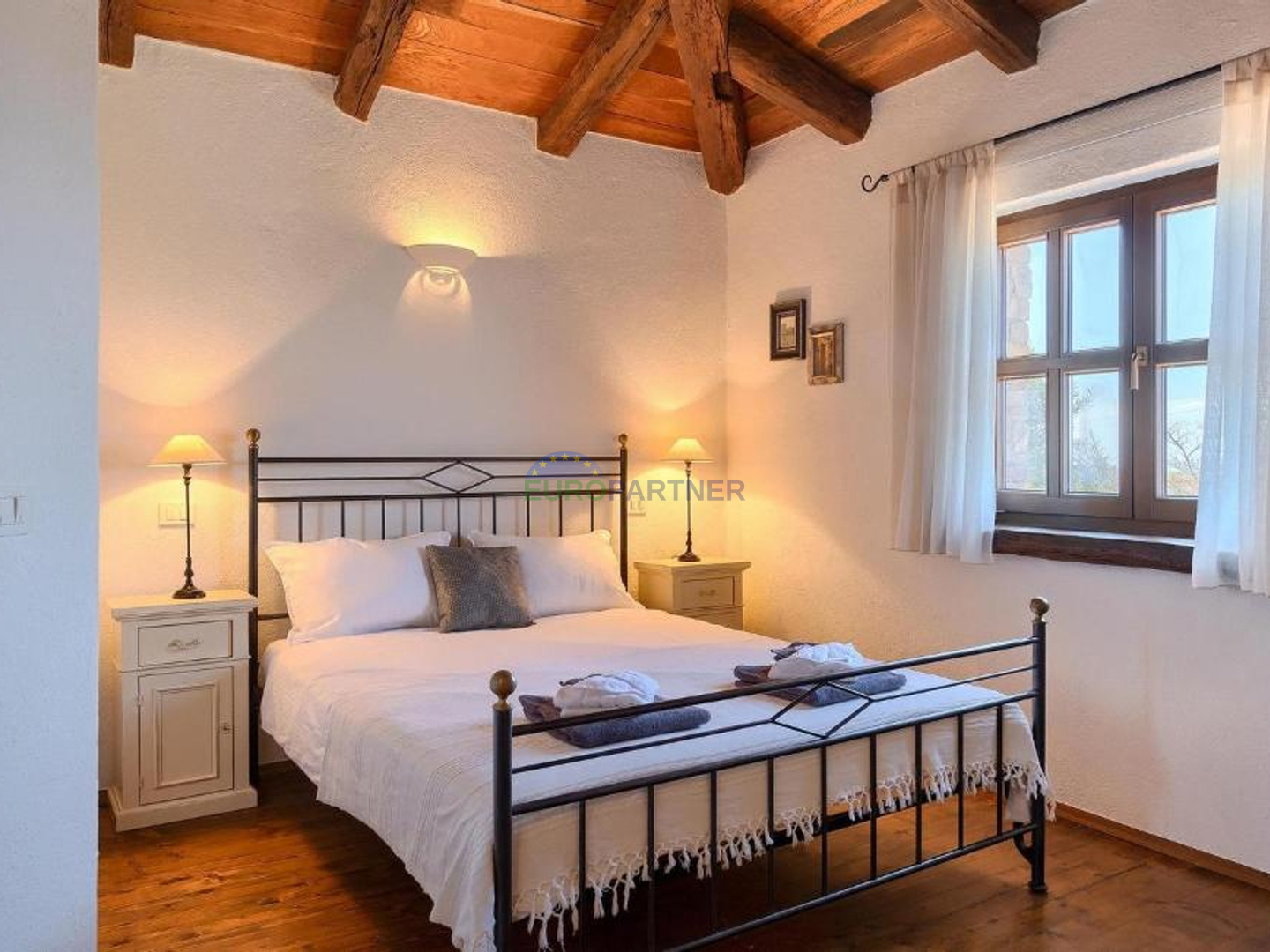 Steinvilla auf einem Hügel mit Blick auf das Meer, Višnjan, Istrien