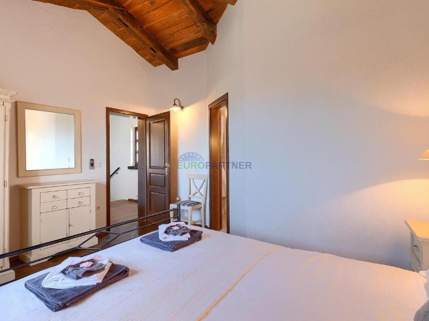 Steinvilla auf einem Hügel mit Blick auf das Meer, Višnjan, Istrien