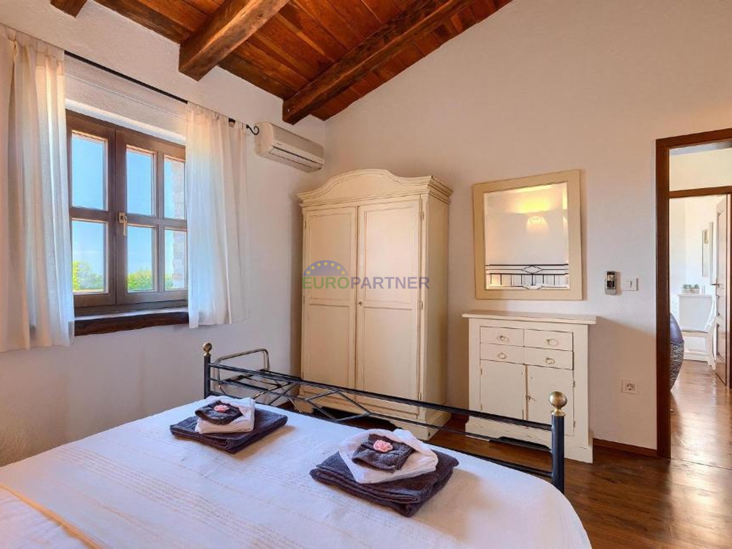 Steinvilla auf einem Hügel mit Blick auf das Meer, Višnjan, Istrien