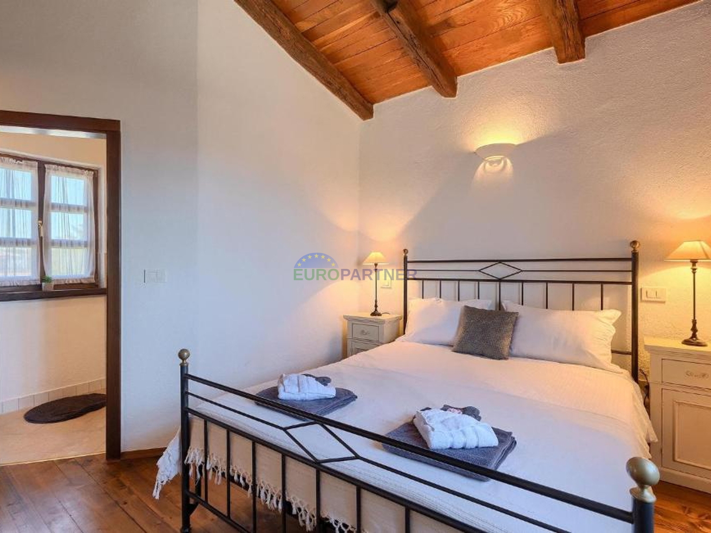 Steinvilla auf einem Hügel mit Blick auf das Meer, Višnjan, Istrien