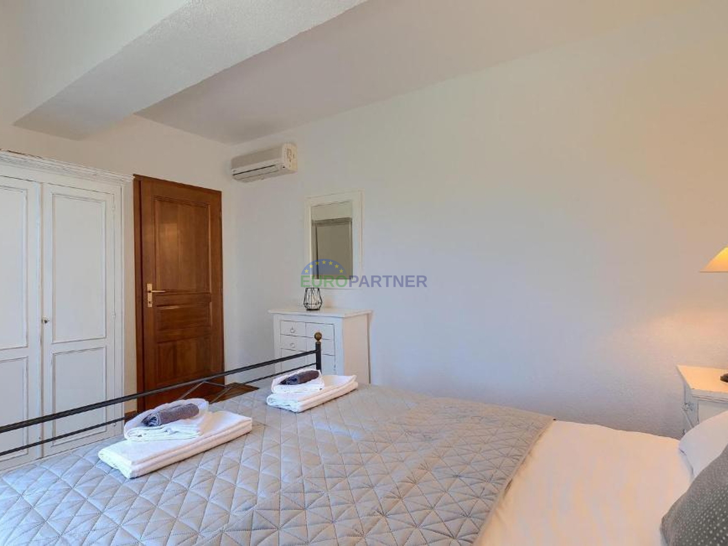 Steinvilla auf einem Hügel mit Blick auf das Meer, Višnjan, Istrien