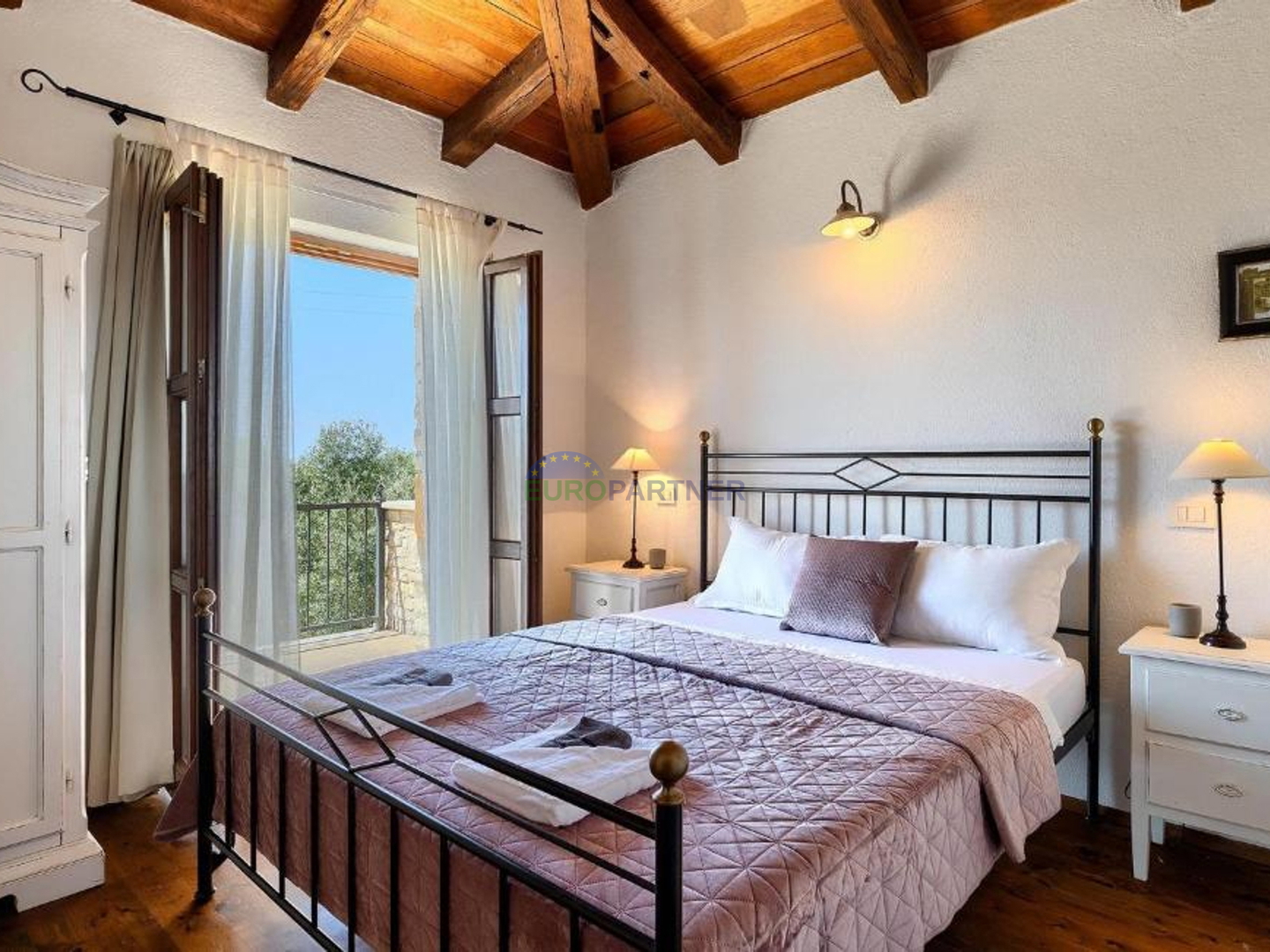 Steinvilla auf einem Hügel mit Blick auf das Meer, Višnjan, Istrien