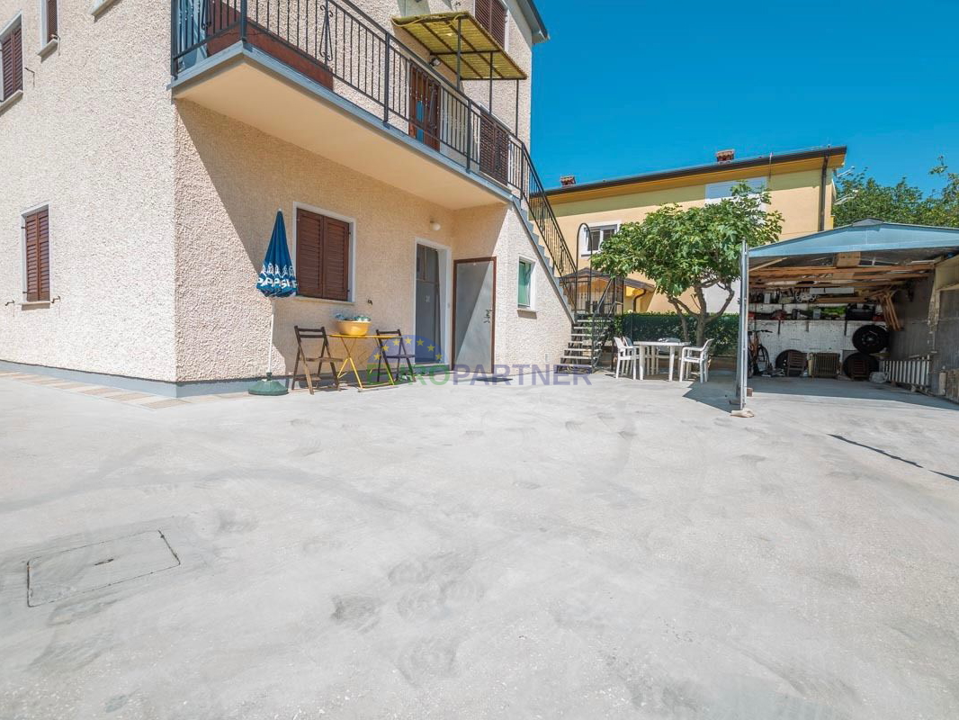 Novigrada, Samostojeća kuća sa tri stana