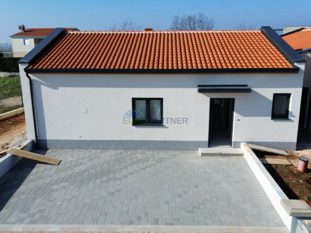 Doppelhaush&auml;lfte mit Pool&comma; Pore&ccaron;&comma; 8km von Meer