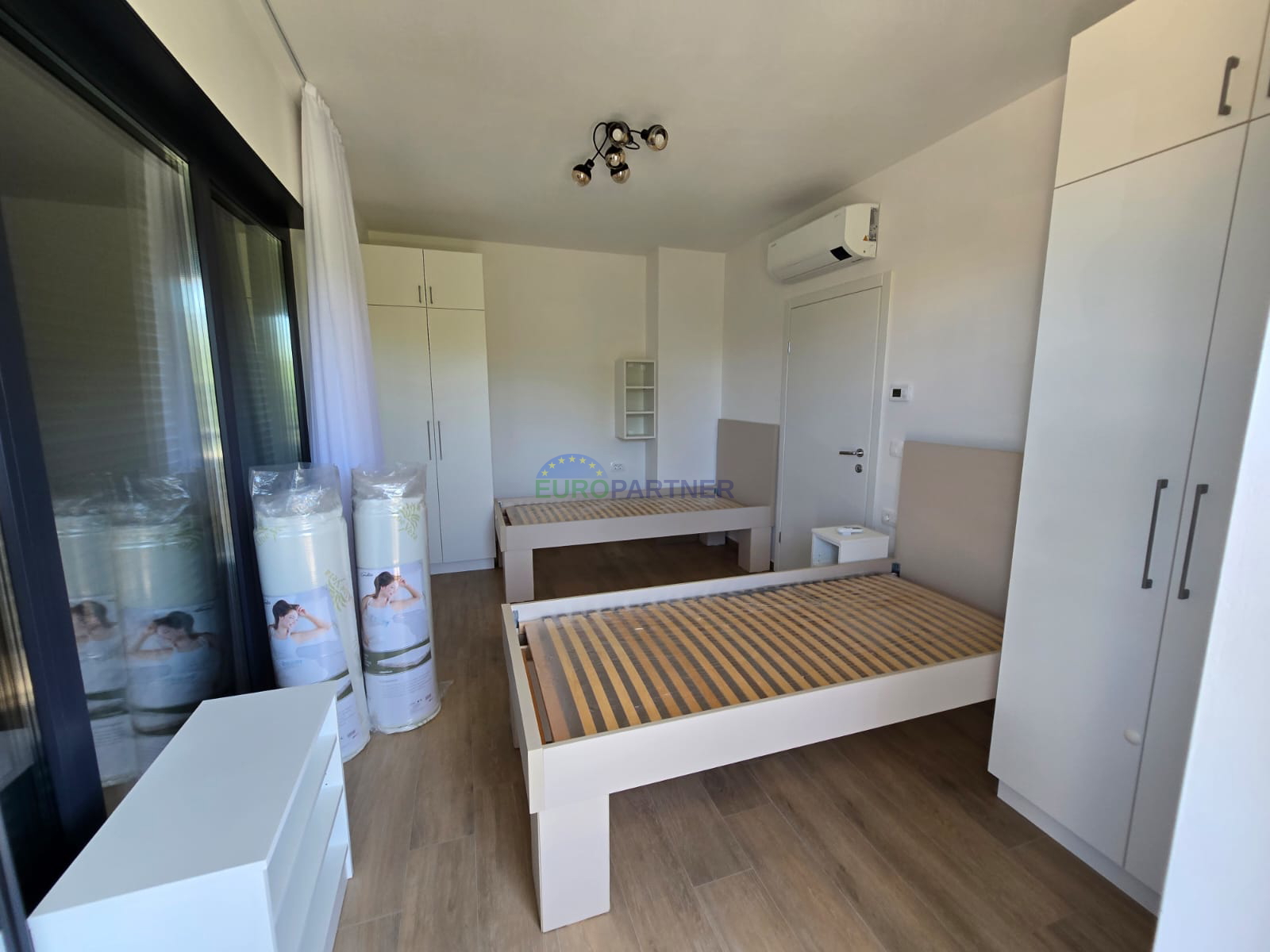 Elegantes modernes Doppelhaus mit Pool in Funtana