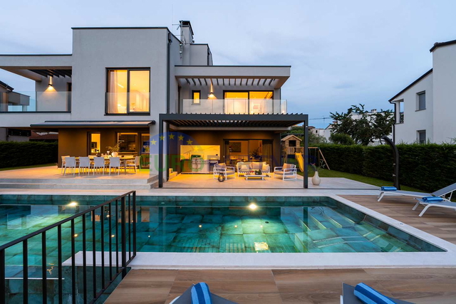 Moderna vila s pogledom na more, Poreč, 900m od mora