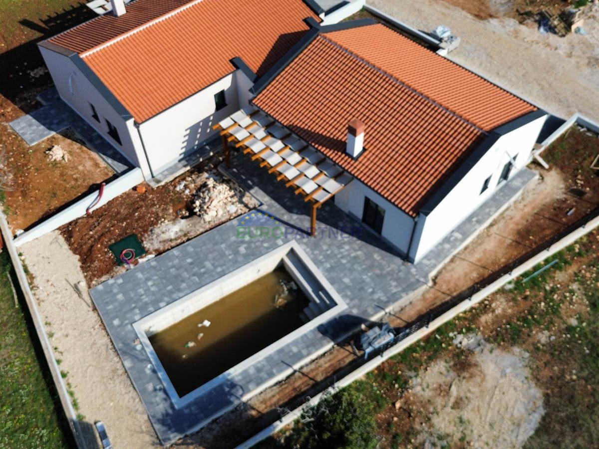 Doppelhaush&auml;lfte mit Pool&comma; Pore&ccaron;&comma; 8km von Meer