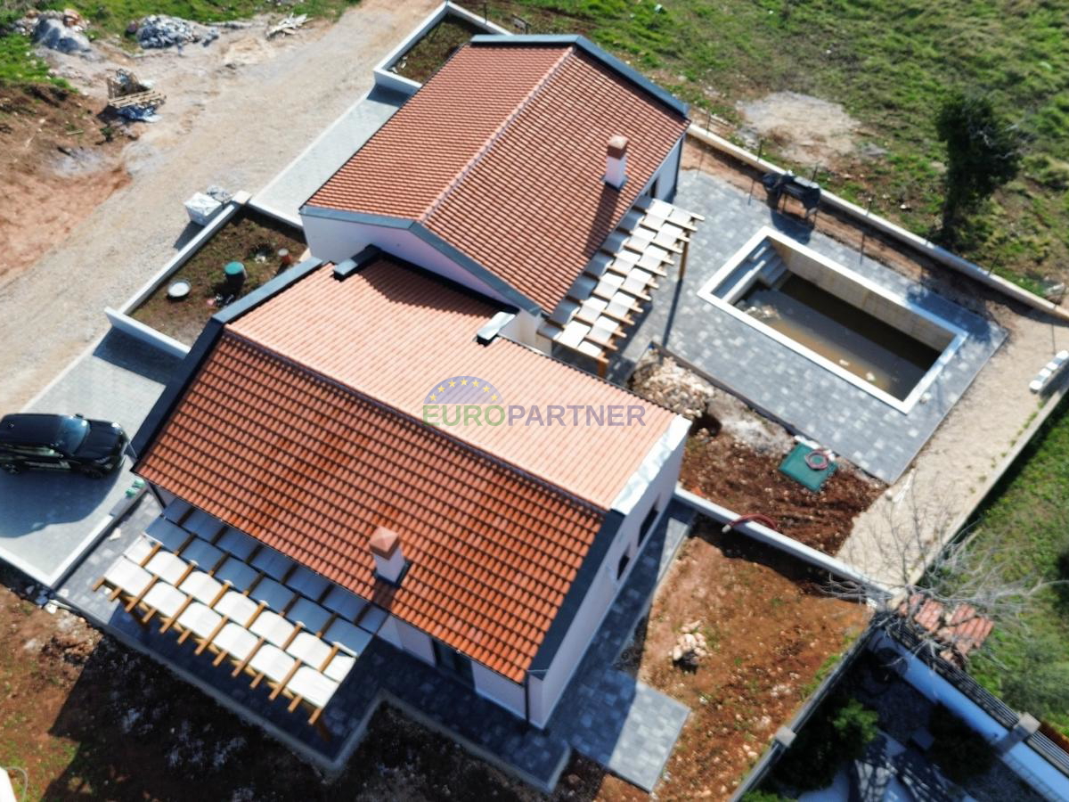 Doppelhaush&auml;lfte mit Pool&comma; Pore&ccaron;&comma; 8km von Meer