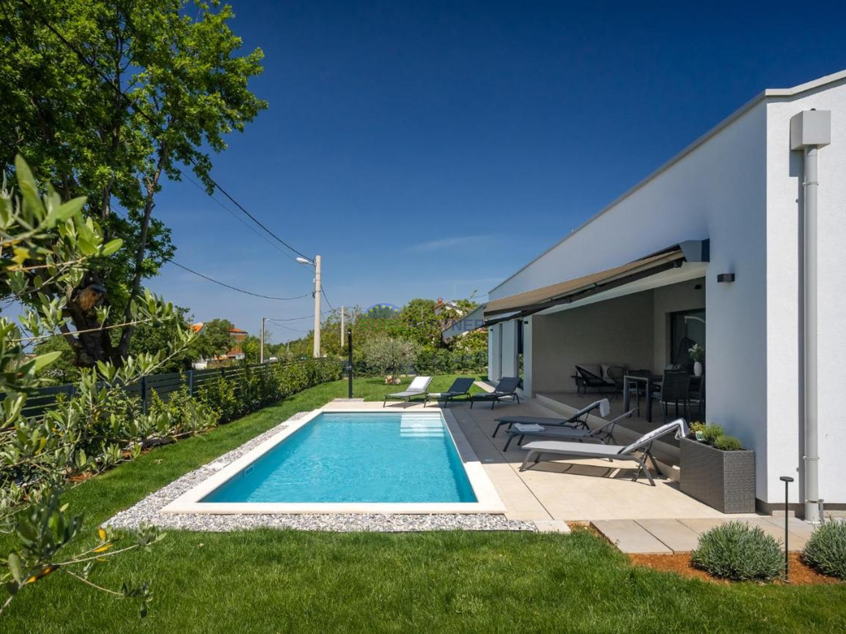 Istria, Poreč, splendida villa al piano terra con piscina e bel giardino.