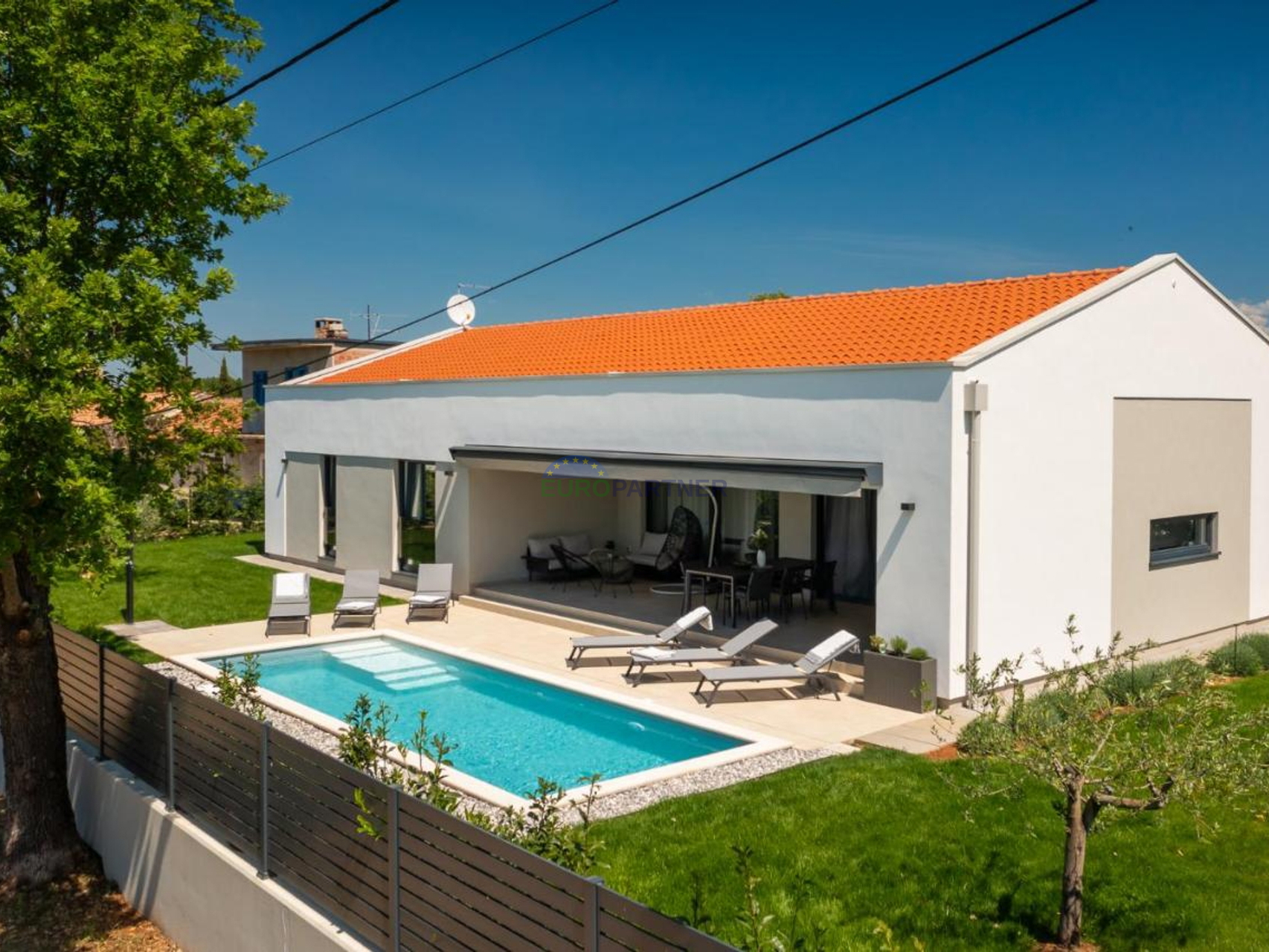 Istria, Poreč, splendida villa al piano terra con piscina e bel giardino.