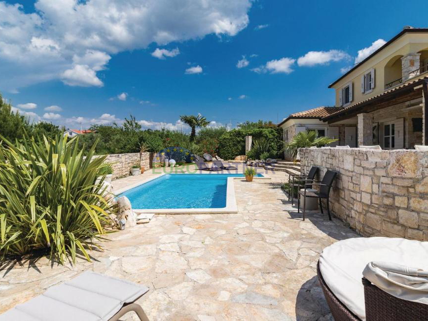 Wunderschöne mediterrane Villa mit Blick auf die Natur, 10km von Poreč