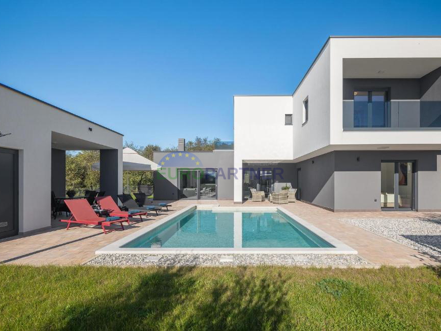 Bellissima villa moderna con piscina e casetta da giardino, nei dintorni di Parenzo, a 7 km dal mare
