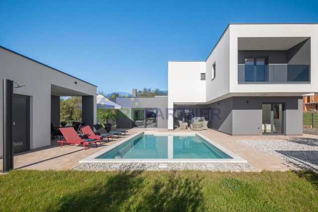 Bellissima villa moderna con piscina e casetta da giardino, nei dintorni di Parenzo, a 7 km dal mare