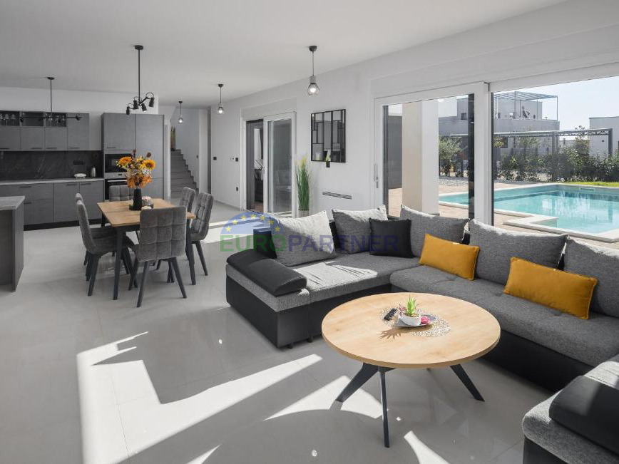 Bellissima villa moderna con piscina e casetta da giardino, nei dintorni di Parenzo, a 7 km dal mare
