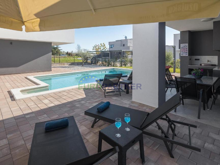 Bellissima villa moderna con piscina e casetta da giardino, nei dintorni di Parenzo, a 7 km dal mare