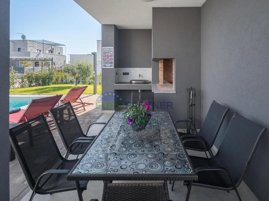 Bellissima villa moderna con piscina e casetta da giardino, nei dintorni di Parenzo, a 7 km dal mare