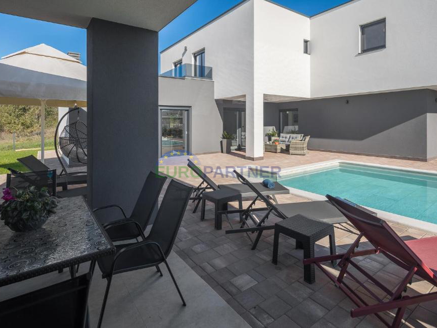 Bellissima villa moderna con piscina e casetta da giardino, nei dintorni di Parenzo, a 7 km dal mare