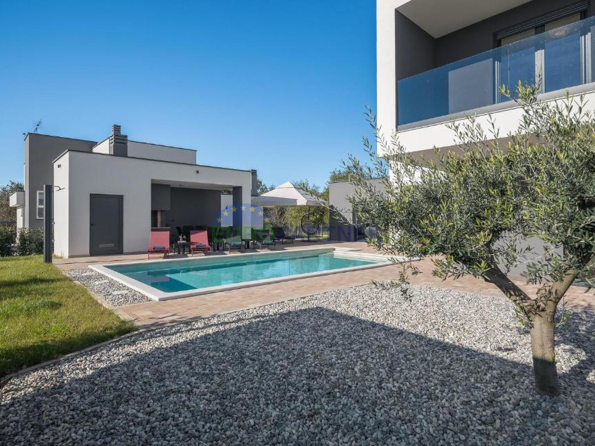 Bellissima villa moderna con piscina e casetta da giardino, nei dintorni di Parenzo, a 7 km dal mare