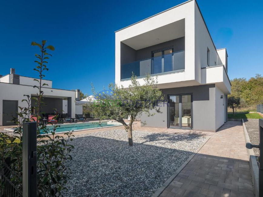 Bellissima villa moderna con piscina e casetta da giardino, nei dintorni di Parenzo, a 7 km dal mare