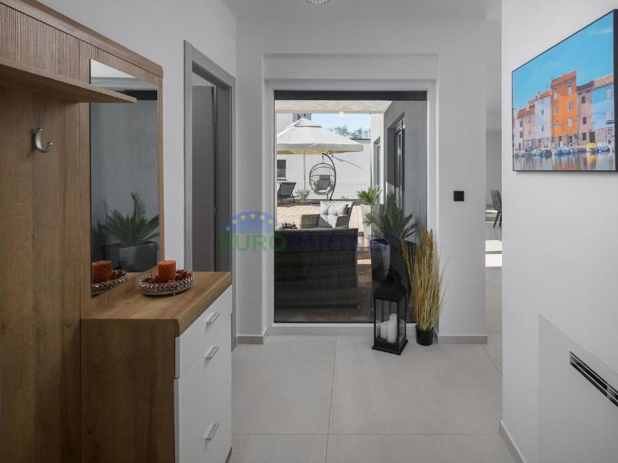 Bellissima villa moderna con piscina e casetta da giardino, nei dintorni di Parenzo, a 7 km dal mare