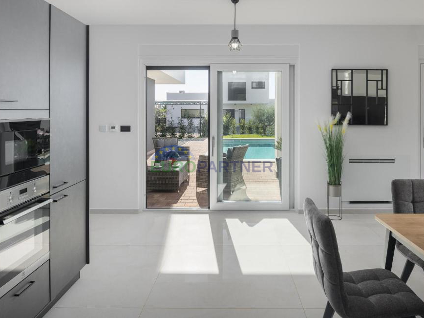 Bellissima villa moderna con piscina e casetta da giardino, nei dintorni di Parenzo, a 7 km dal mare