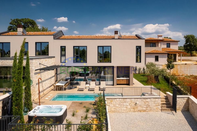 Designer villa with swimming pool and sauna, 4 km from Poreč