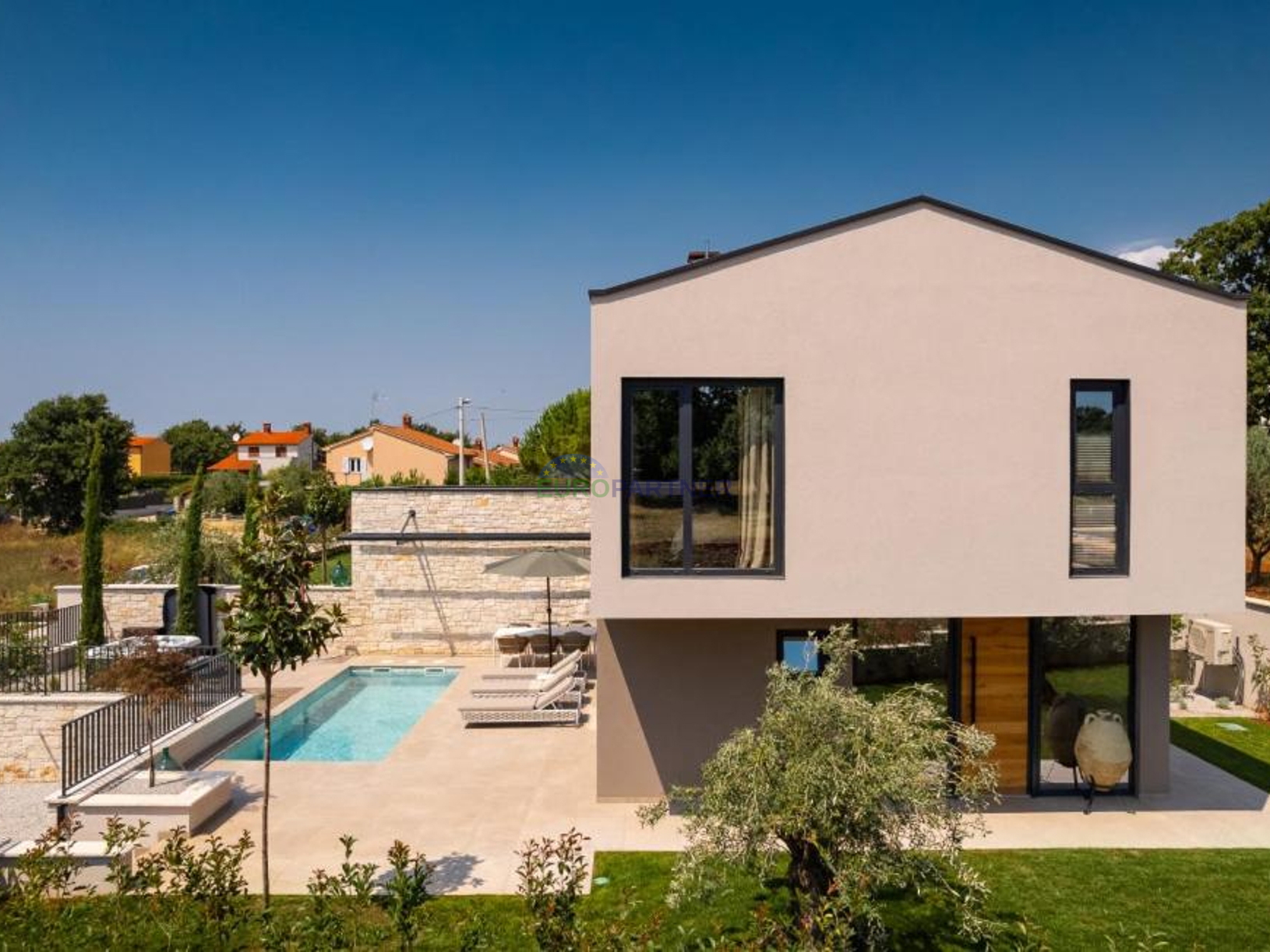 Designer villa with swimming pool and sauna, 4 km from Poreč