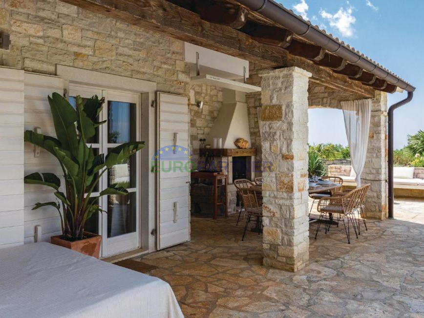 Wunderschöne mediterrane Villa mit Blick auf die Natur, 10km von Poreč